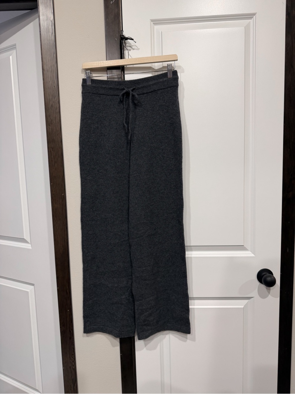Aritzia HI-RISE WIDE
HEATHER CHARCOAL
CHARBON CHINÉ
100% cashmere